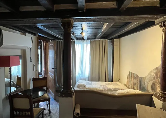 Het Kathedraalhuis Goudblomme Han/Misafirhane Anvers